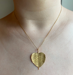 Leaf necklace in gold plated sterling silver on medium chain (46cm)